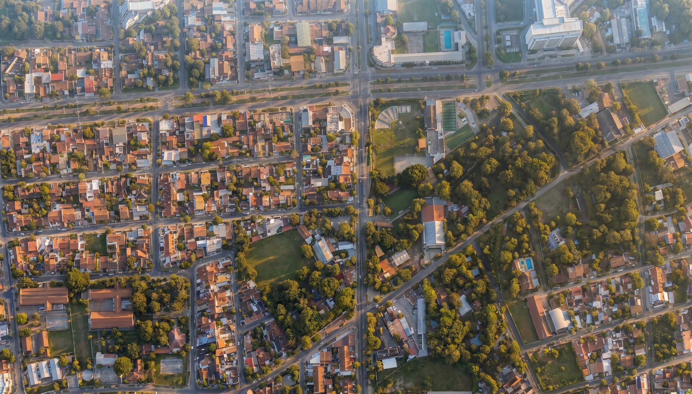 Vista aérea del barrio de la Zona Norte, con la trama de calles y el arbolado maduro.