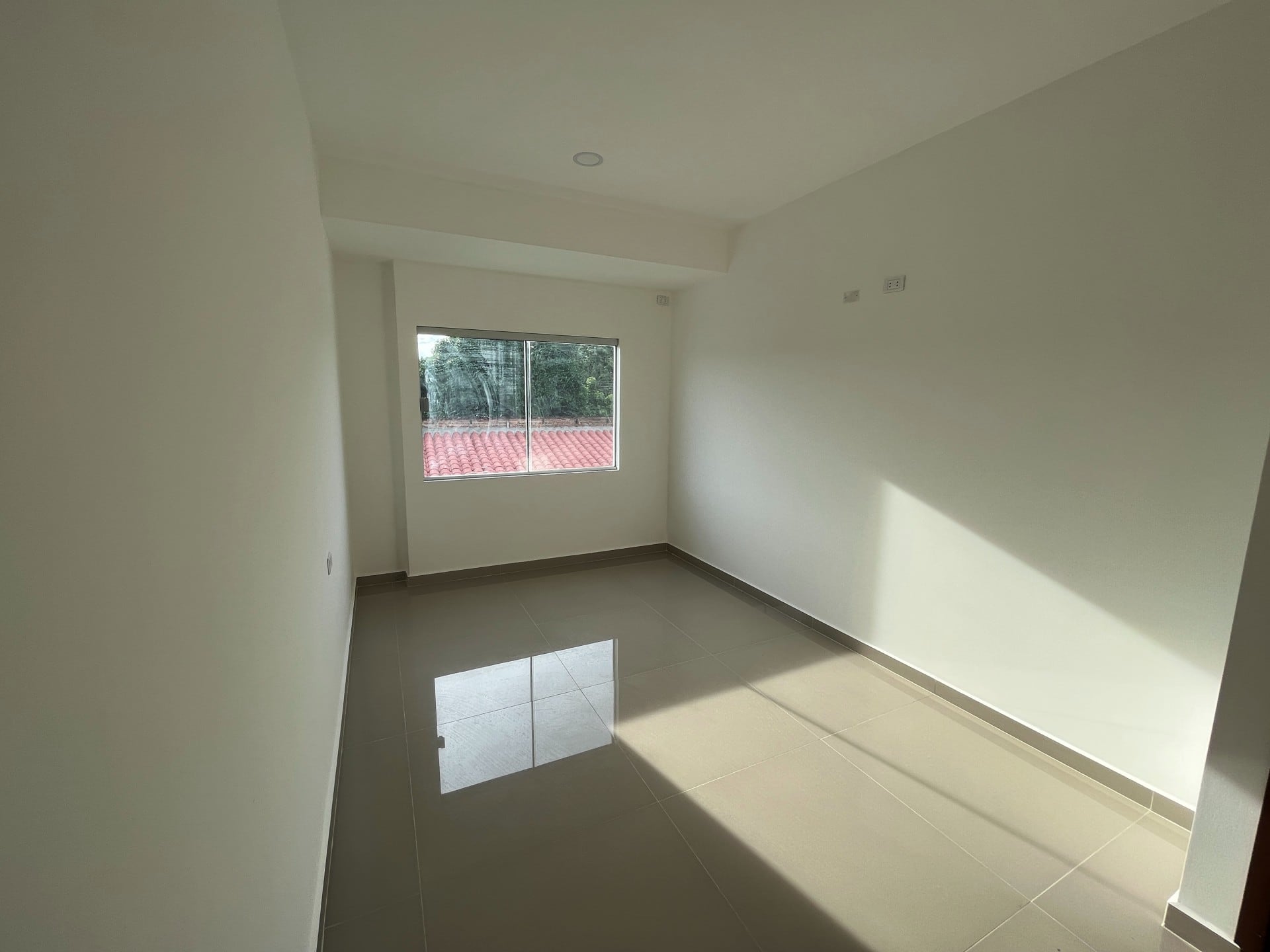 Un dormitorio con ventana a la calle.