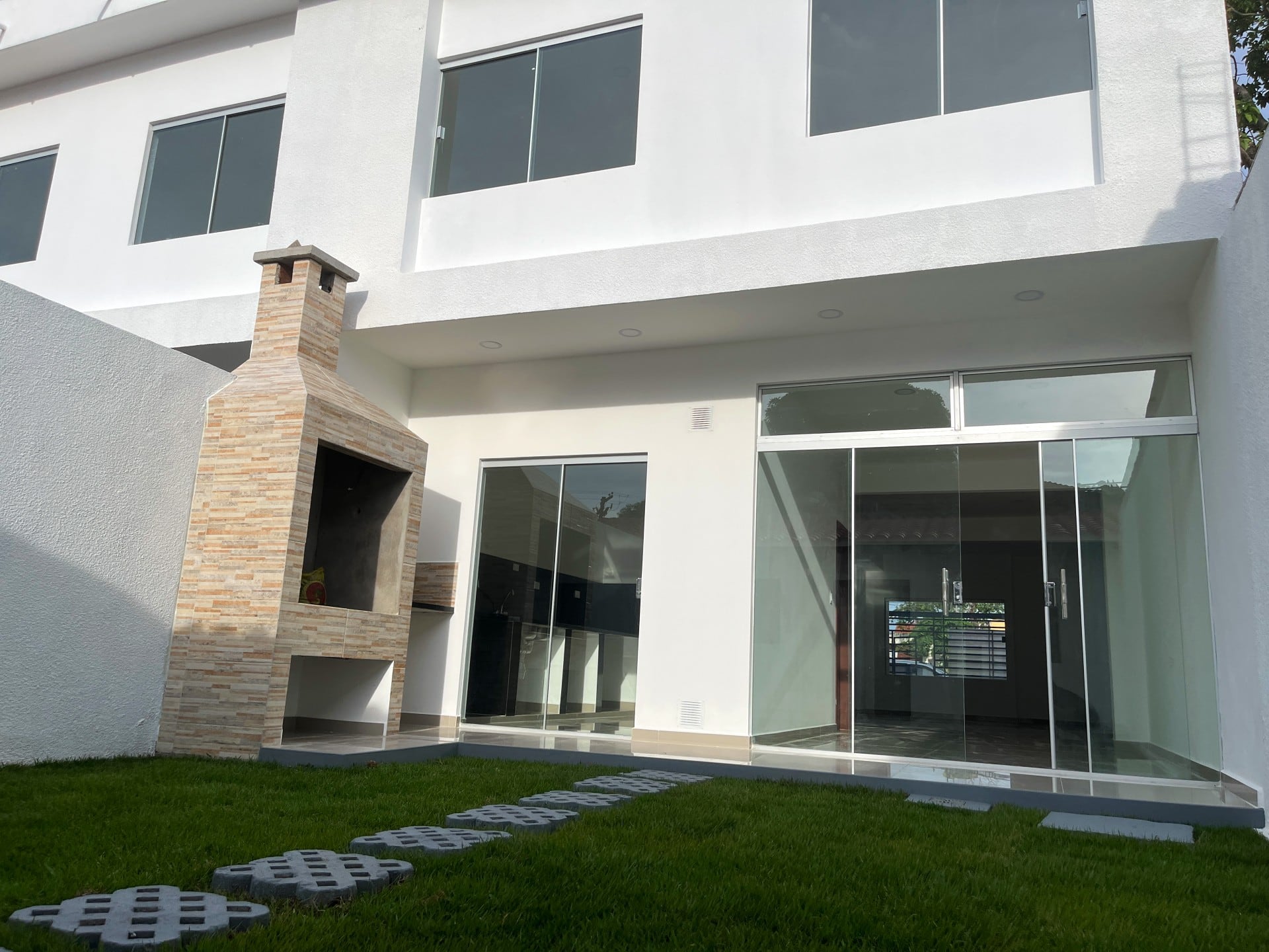 El patio con la parrilla de obra revestida en piedra.