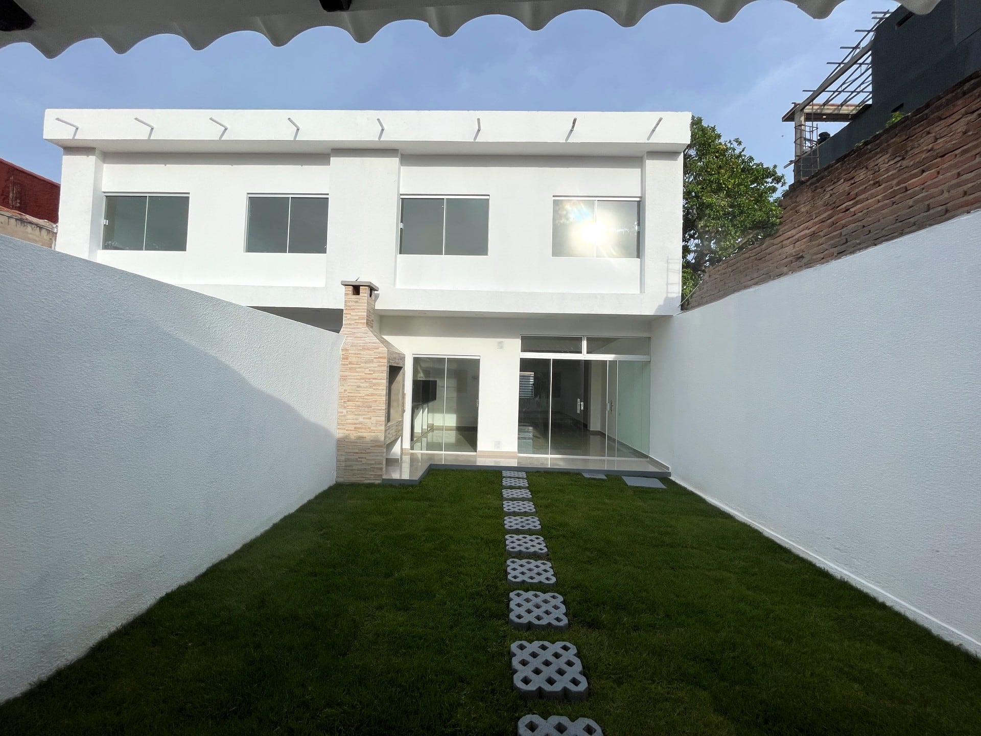 Las dos casas gemelas vistas desde el patio posterior.