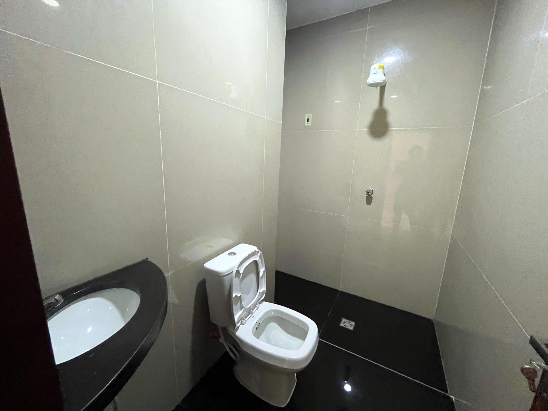 El baño, con revestimiento de piso a techo.
