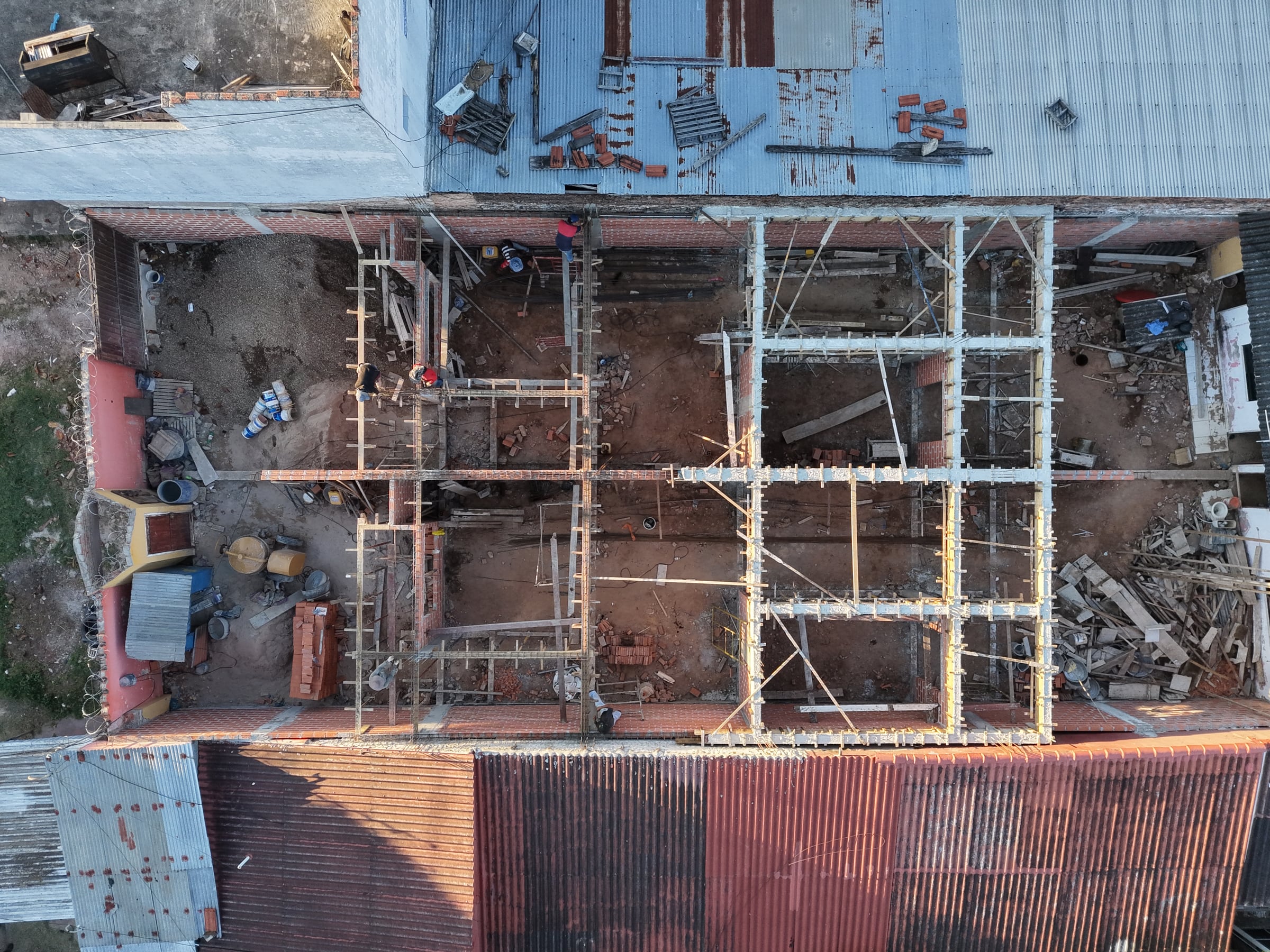 Vista cenital de la obra: la retícula de columnas y vigas dibuja la planta completa de la casa.