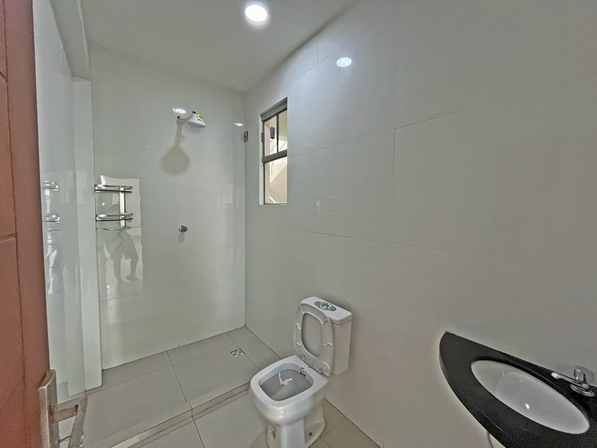 Baño 1 del departamento de Casa Alicia: revestimiento completo.