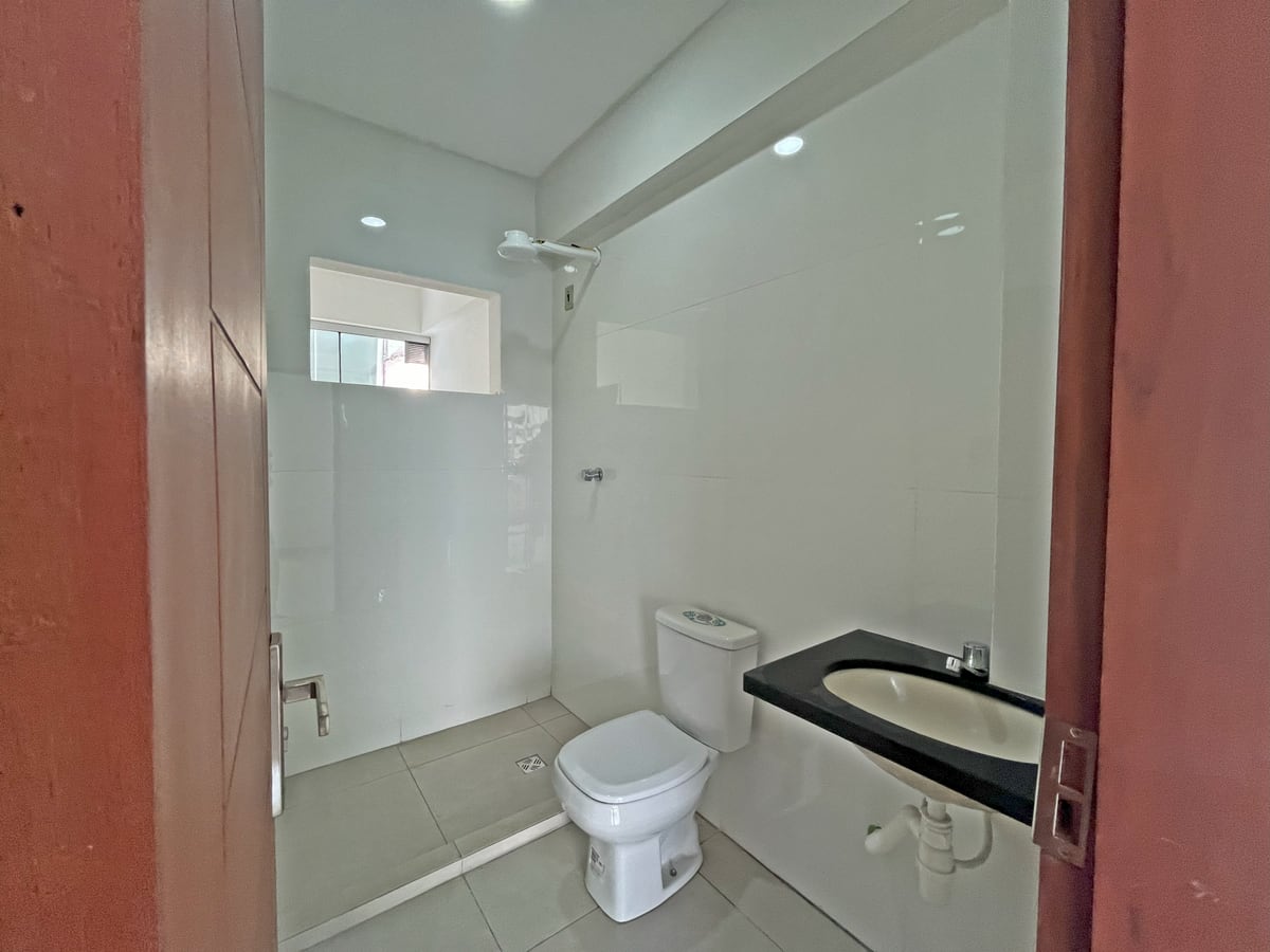 Baño 2 del departamento de Casa Alicia: revestimiento completo.
