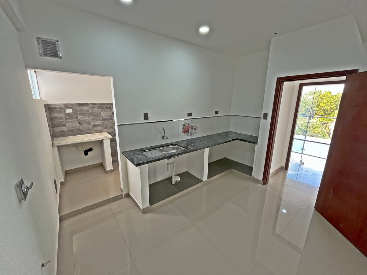 Cocina del departamento de Casa Alicia: mesón de granito.