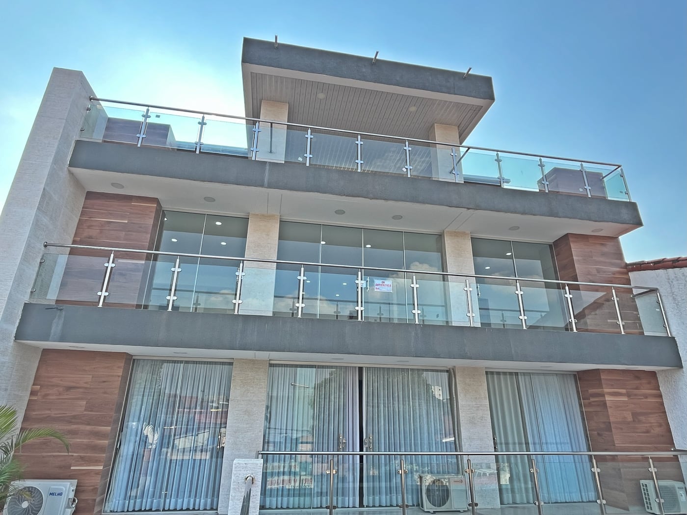Fachada del edificio Casa Alicia, cuatro plantas sobre Av. Centenario.