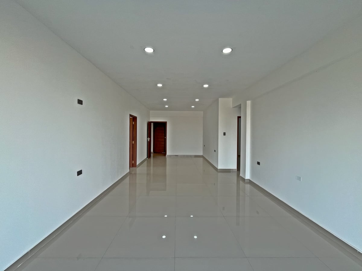 Sala, otra vista del departamento de Casa Alicia: iluminación empotrada.