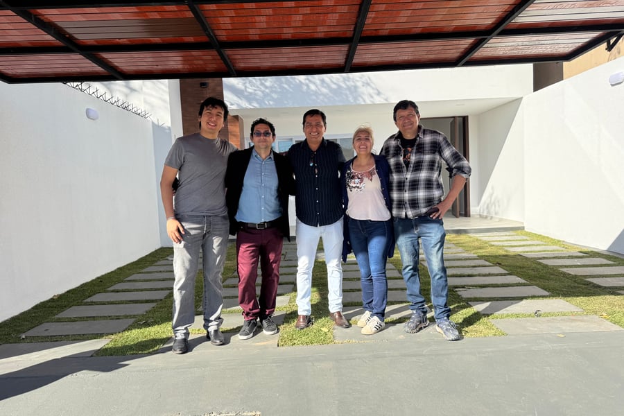 Entrega de llaves: la familia compradora junto a los responsables de Grupo Suca frente a la vivienda terminada.