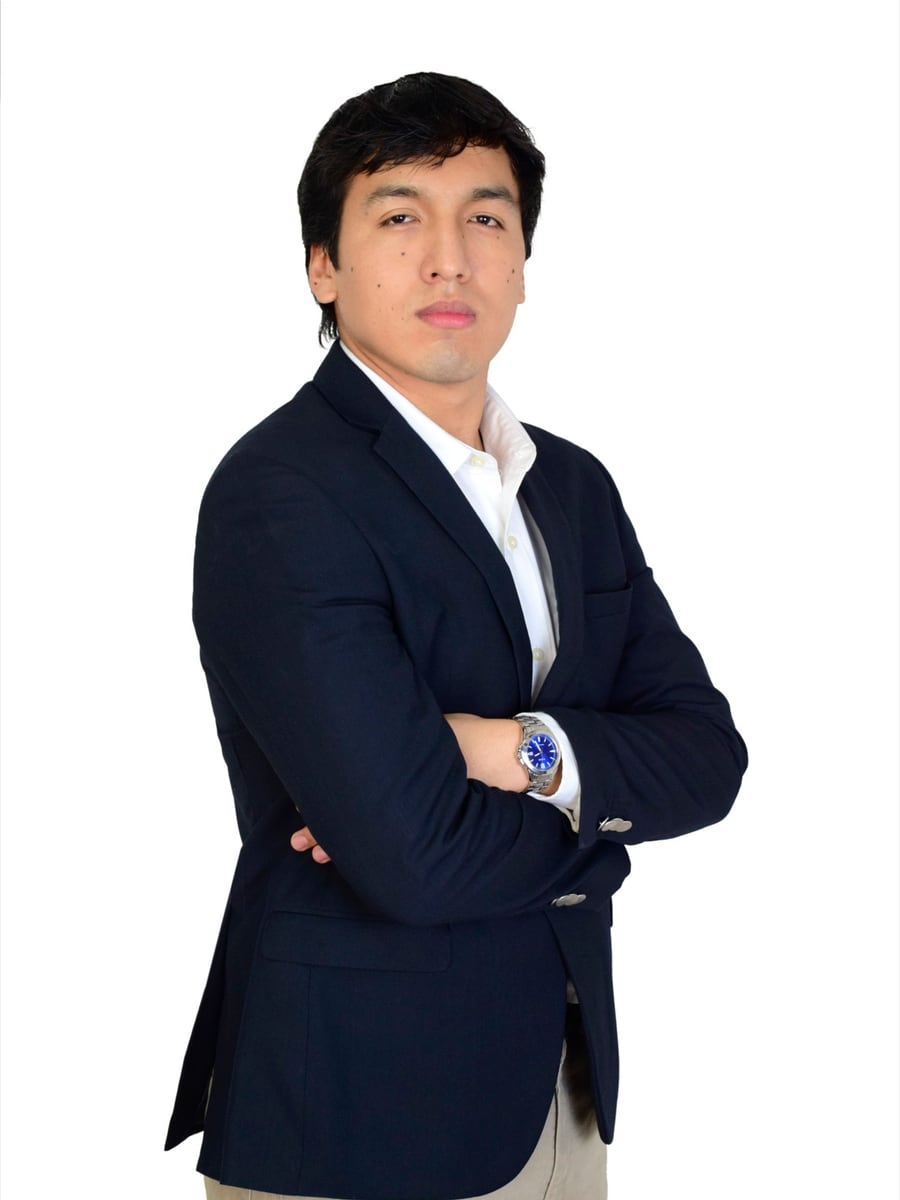 Edward Bismark Suca Vaca, director de desarrollo y nuevos proyectos de Grupo Suca, retrato de estudio.