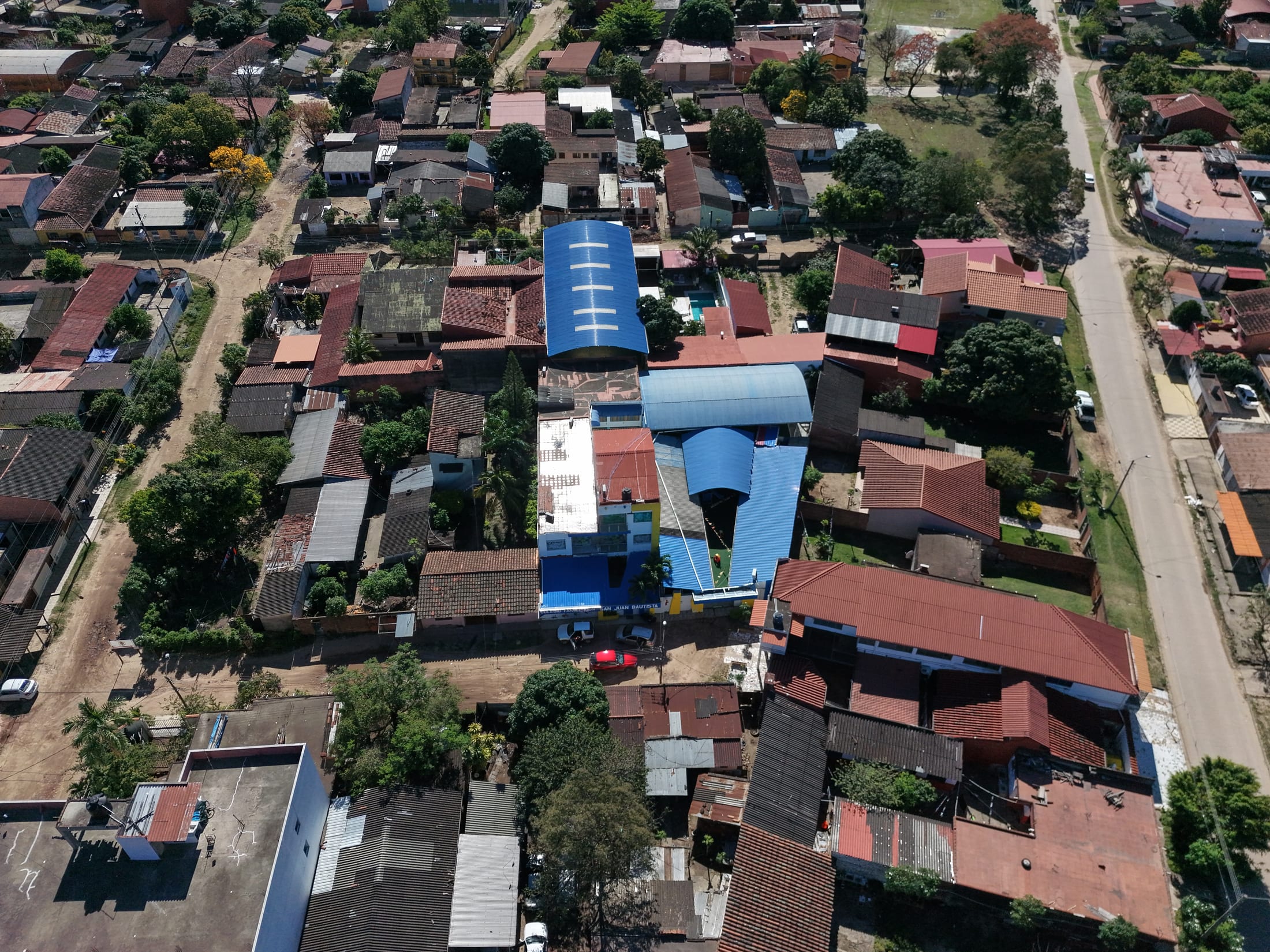 El colegio y la calle que pasa por delante, con el barrio alrededor.