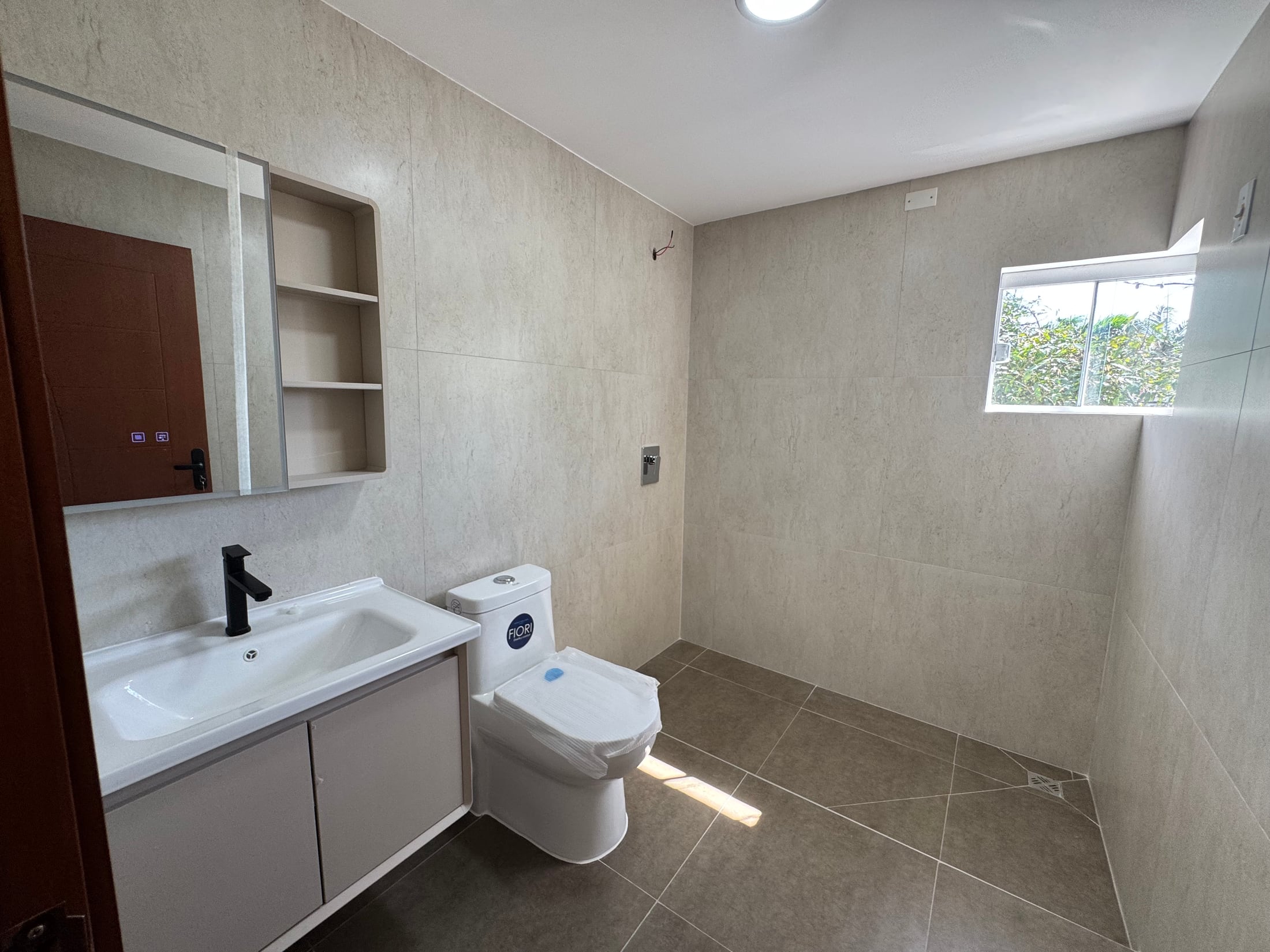El baño de la suite visto desde la puerta.