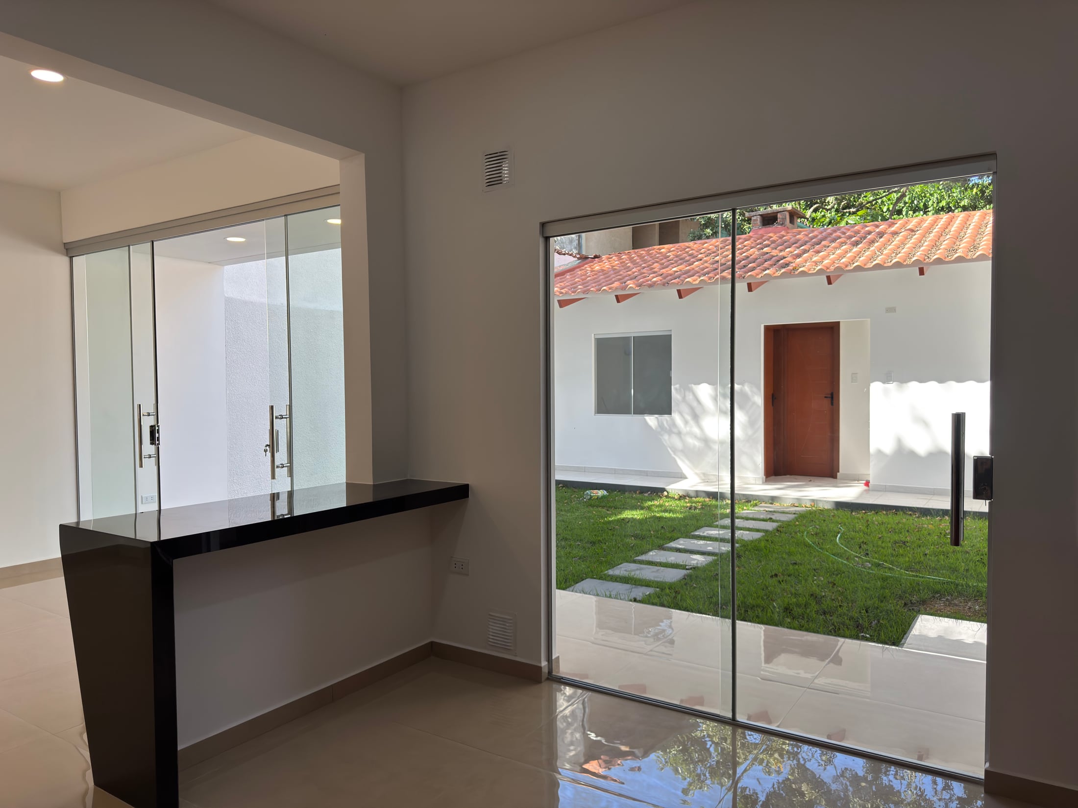 La cocina con la salida de vidrio al patio.