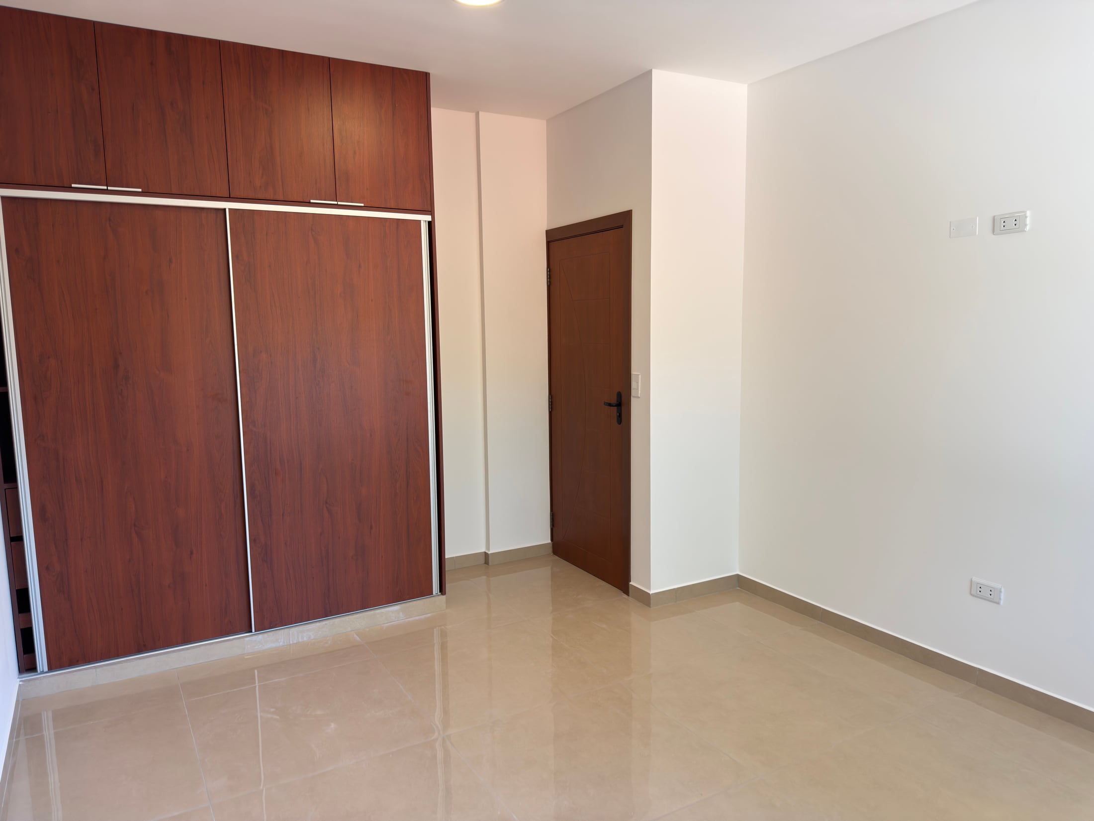 Dormitorio con mueble empotrado de pared a pared.