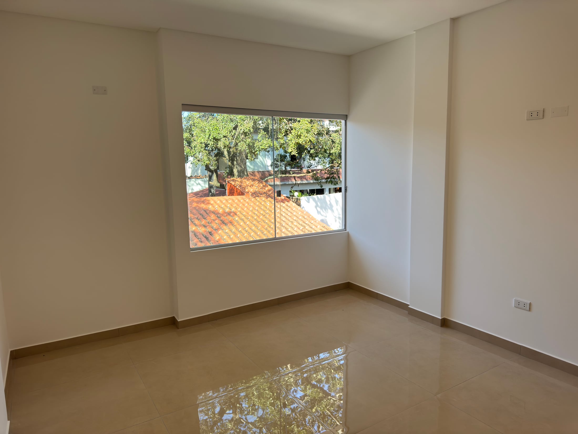 Dormitorio con ventana al frente.
