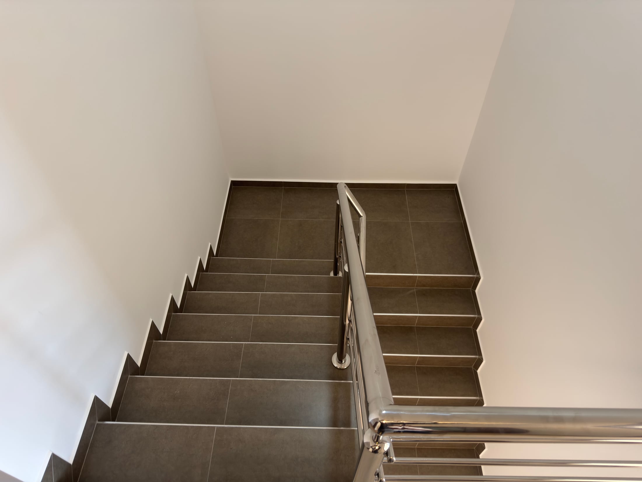 La escalera completa, con baranda de acero inoxidable.
