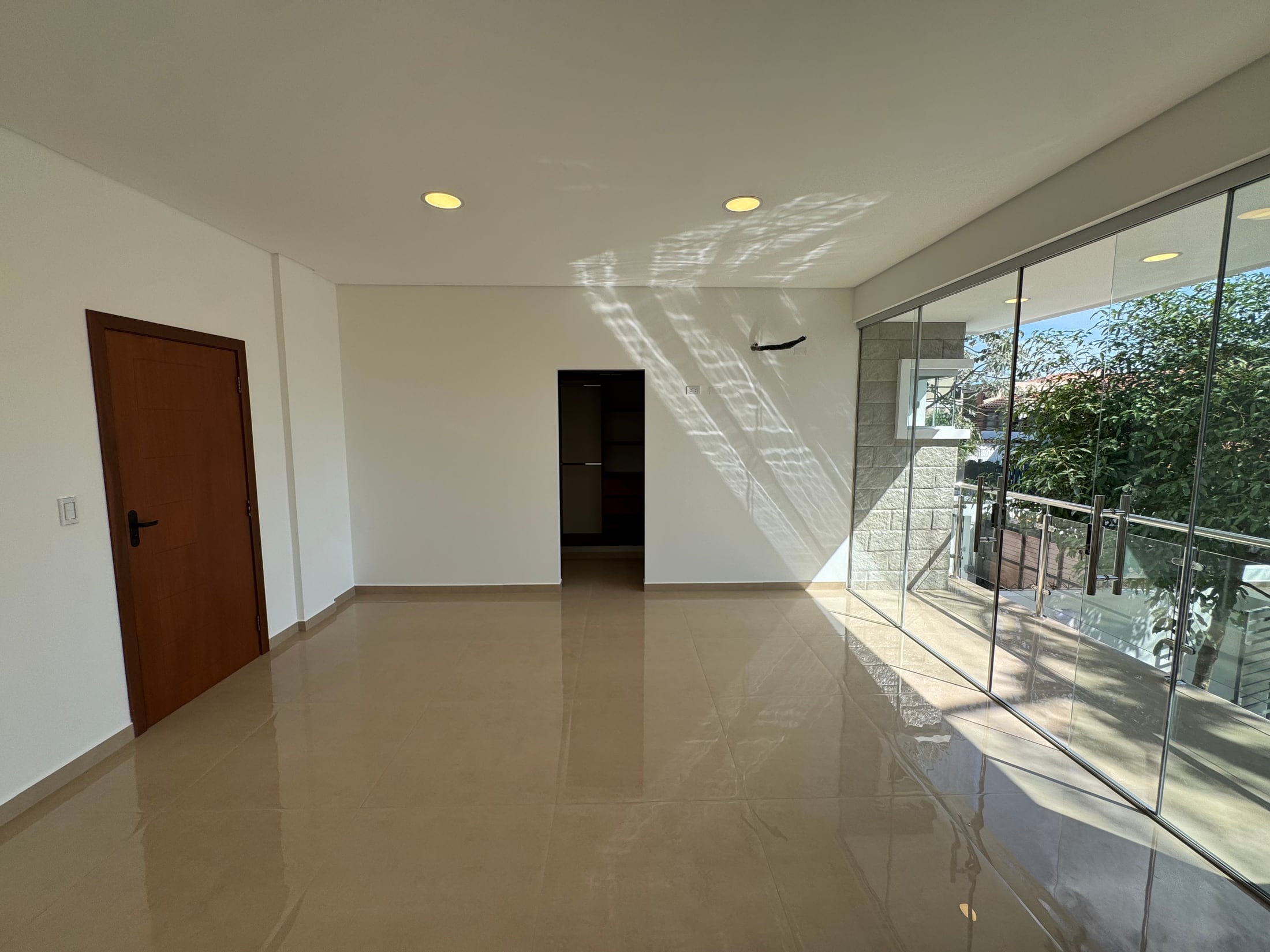 La suite principal, con el ventanal corredizo al balcón.