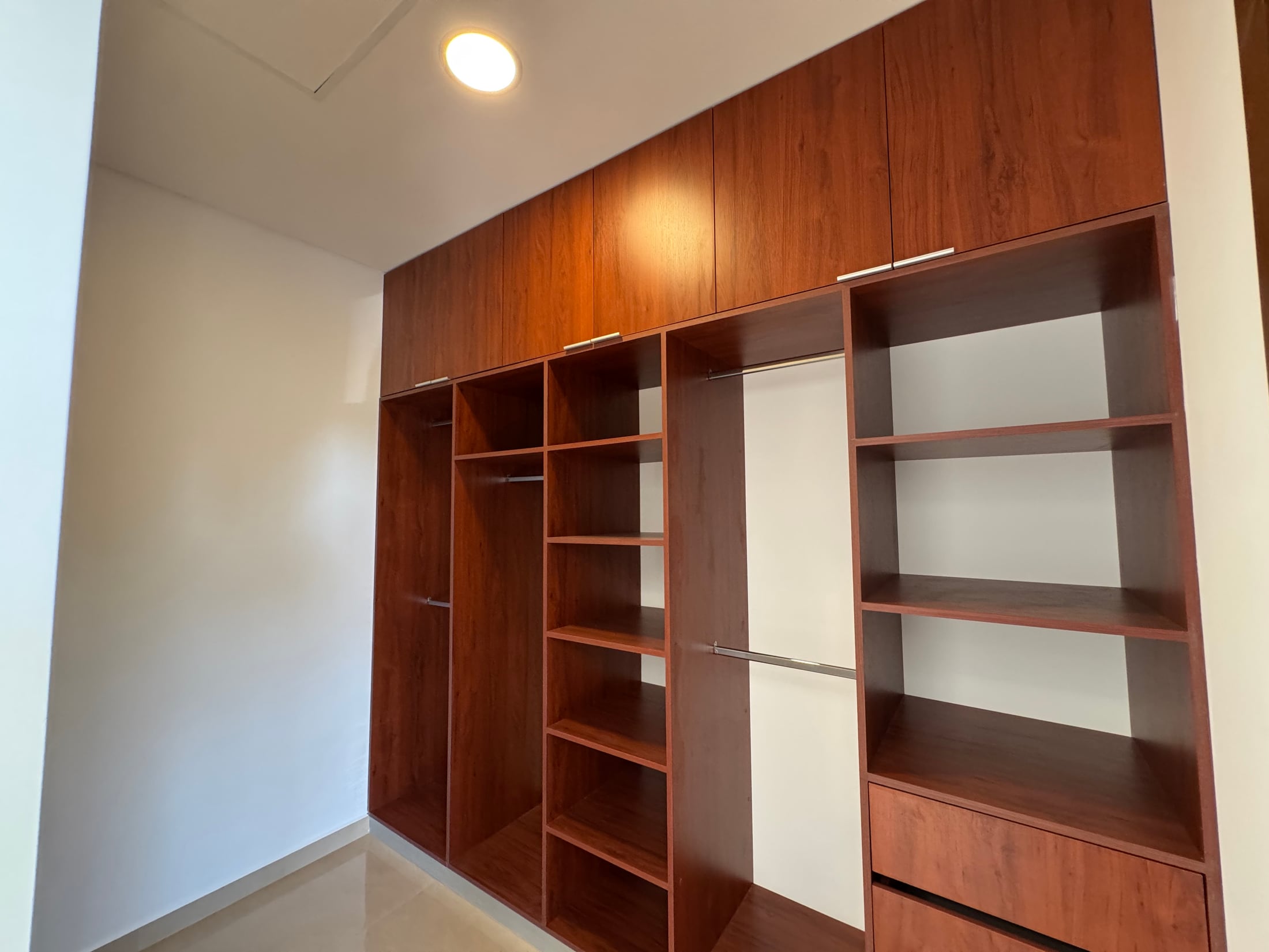 El vestidor de la suite, con estantería y cajonera empotradas.