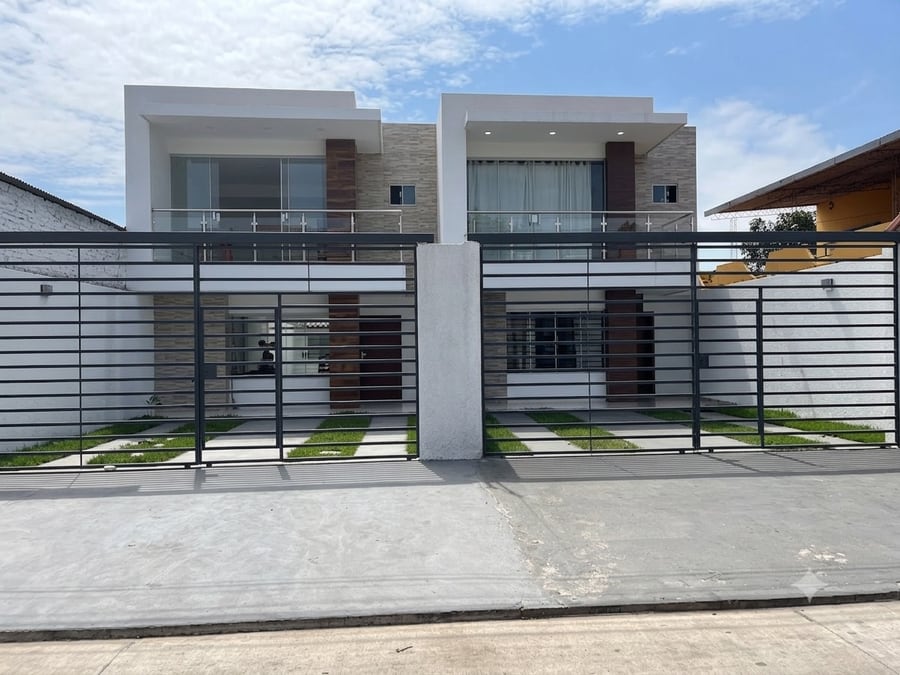 Fachada de las dos casas gemelas tipo A entregadas en Av. Centenario calle 7.